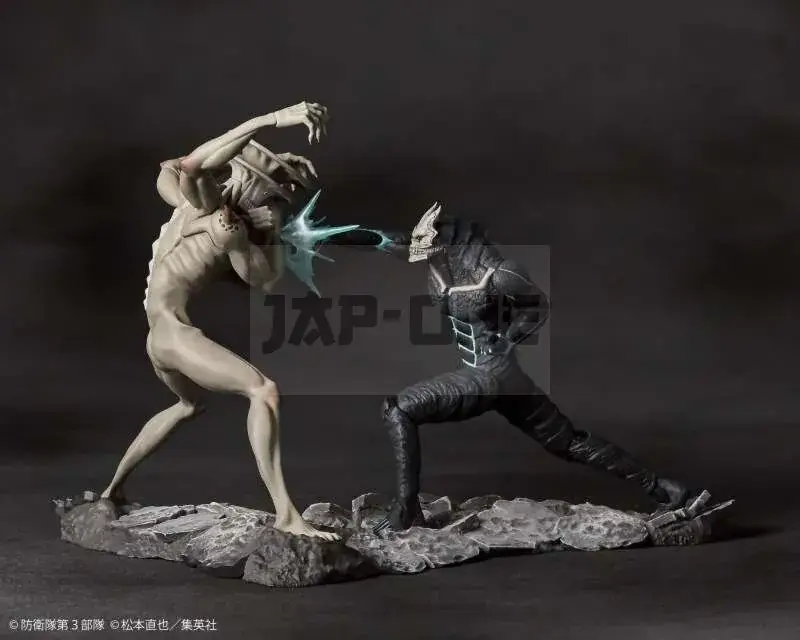 Kaiju N.8 Vs Kaiju N.9 1/18 Scale Diorama Remise
